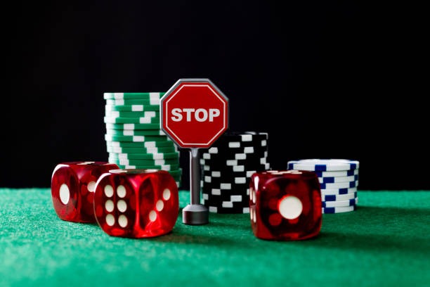 Live dealer explaining live roulette table rules